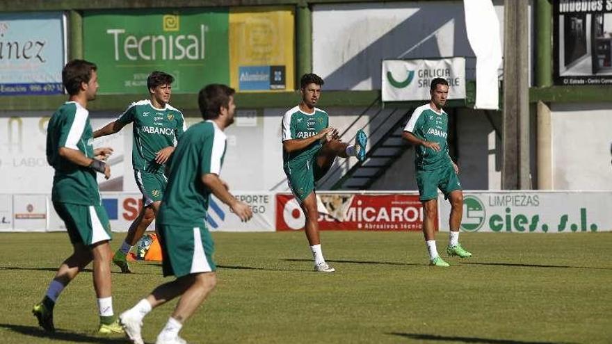 Los jugadores del Coruxo se ejercitan en O Vao. // Marcos Canosa