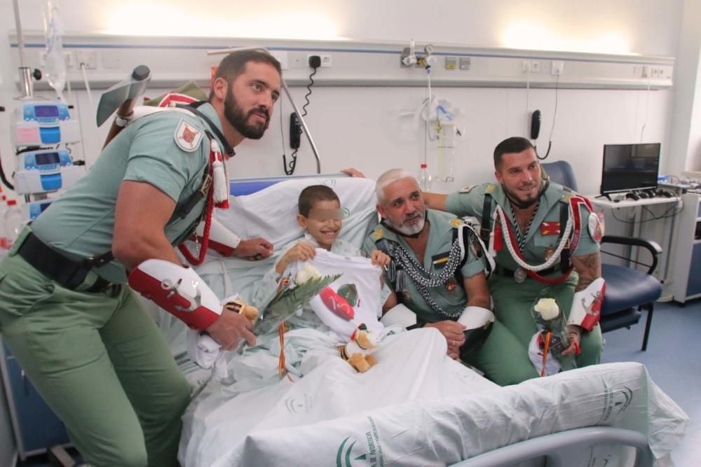 Visita de la Legión a los niños ingresados en el Hospital Materno.