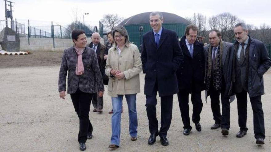 María Hermida conversa con Rosa Quintana y Francisco Conde tras la visita a la instalación.  // Bernabé/Javier Lalín