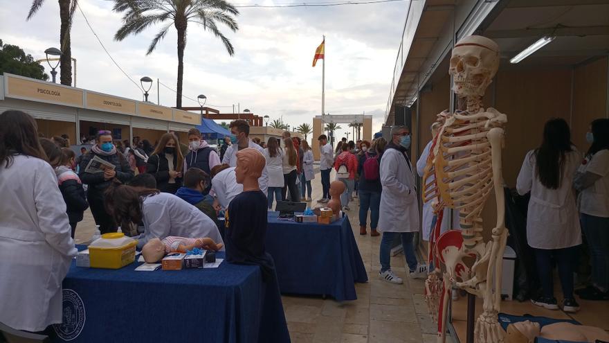 Estudiantes de la UCAM realizan cientos de pruebas a cartageneros en la III Feria de Salud y Deporte