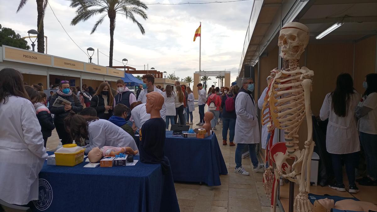 La III Feria de Salud y Deporte se celebró este martes y miércoles en la Plaza de los Héroes de Cavite de Cartagena.