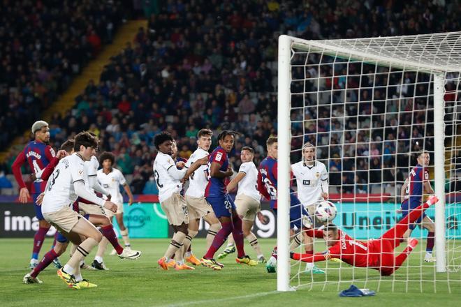 FC Barcelona - Valencia CF, el partido de la jornada 33 de LaLiga EA Sports, en imágenes.