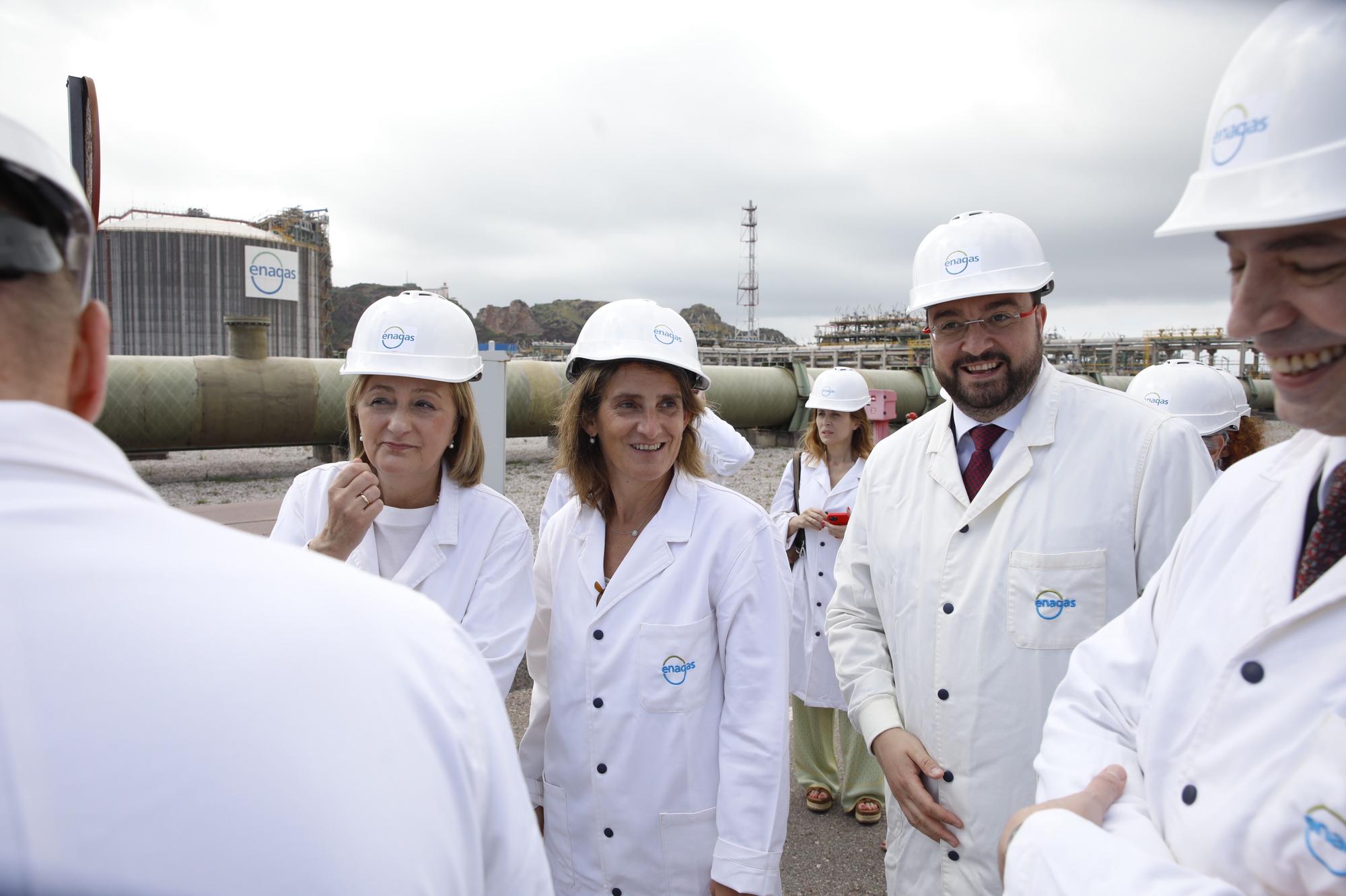 Teresa Ribera visita la planta regasificadora de El Musel