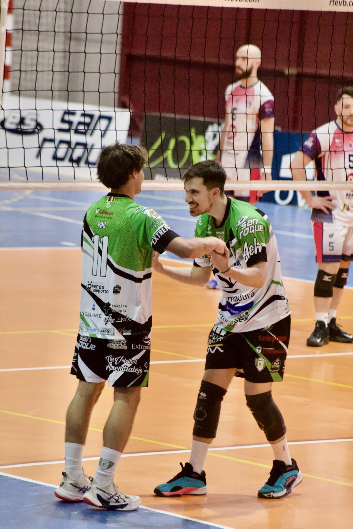 Una acción de un partido del Voleibol Almendralejo.