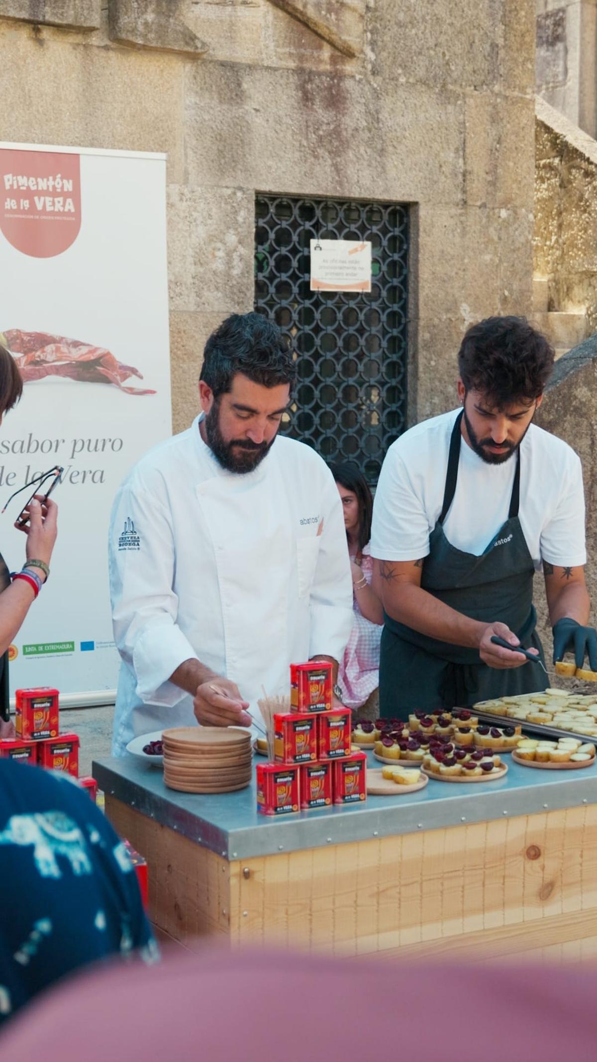 El chef Iago Pazos, preparando la tapa de degustación