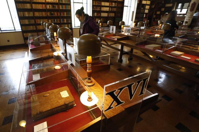La maravillosa historia que se esconde en la encuadernación de los libros del fondo antiguo del Seminario de Oviedo