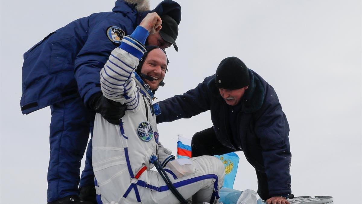 El personal de tierra ayuda a Alexander Gerst, de Alemania, a salir de la cápsula Soyuz MS-09.