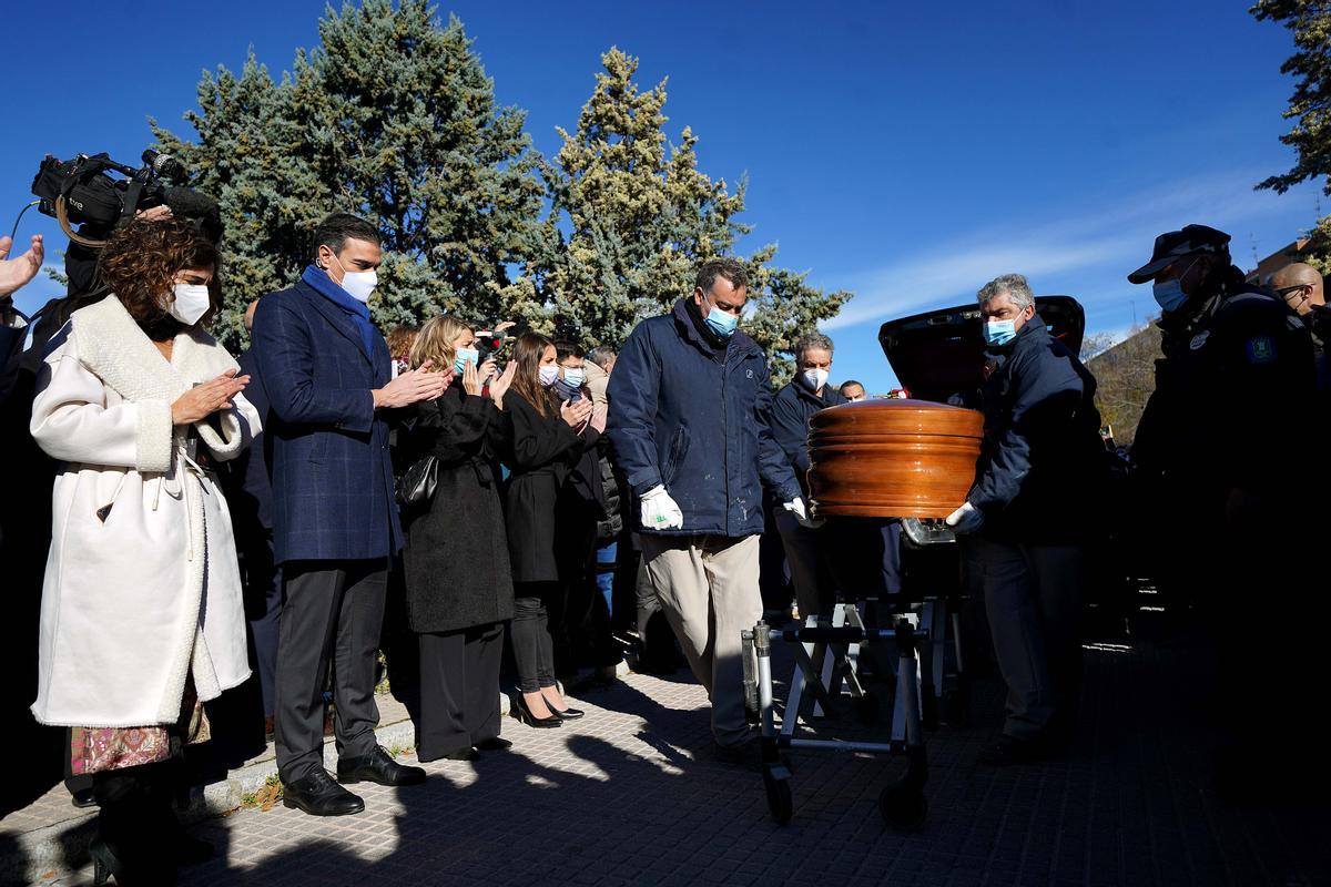 Entierro de la escritora Almudena Grandes al que acudieron entre otros Pedro Sanchez, Yolanda Díaz, Irene Montero Maria Jesús Montero.