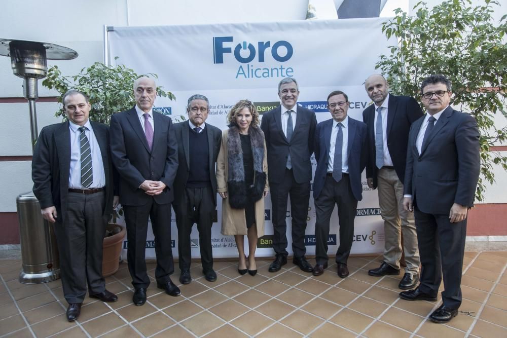 De izquierda a derecha, Juan Ramón Gil, Juan Antonio López Ruiz de Zuazo, Andrés Pedreño, Marta Martín, Luis Garicano, Juan Vázquez y Tomás Mayoral, antes de comenzar el acto.