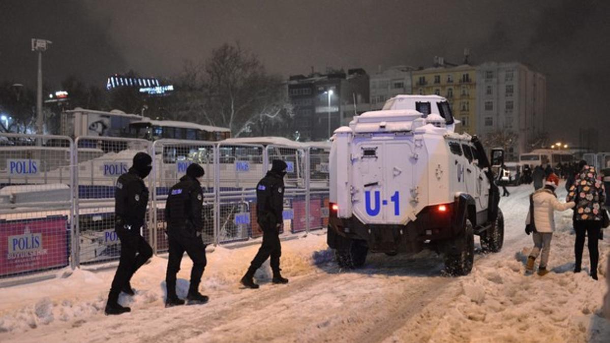 Agentes de policía desplegados en la plaza Taksim.