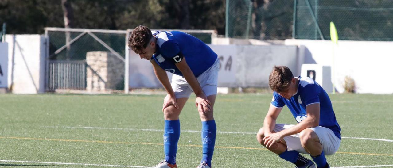Dos futbolistas del Sant Rafel, abatidos tras consumar ayer el descenso. | JUAN A. RIERA