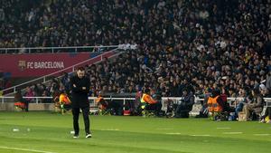 Xavi cabizabajo en la banda durante el partido de Liga contra el Villarreal, tras cuya derrota anunció su marcha del club en junio.