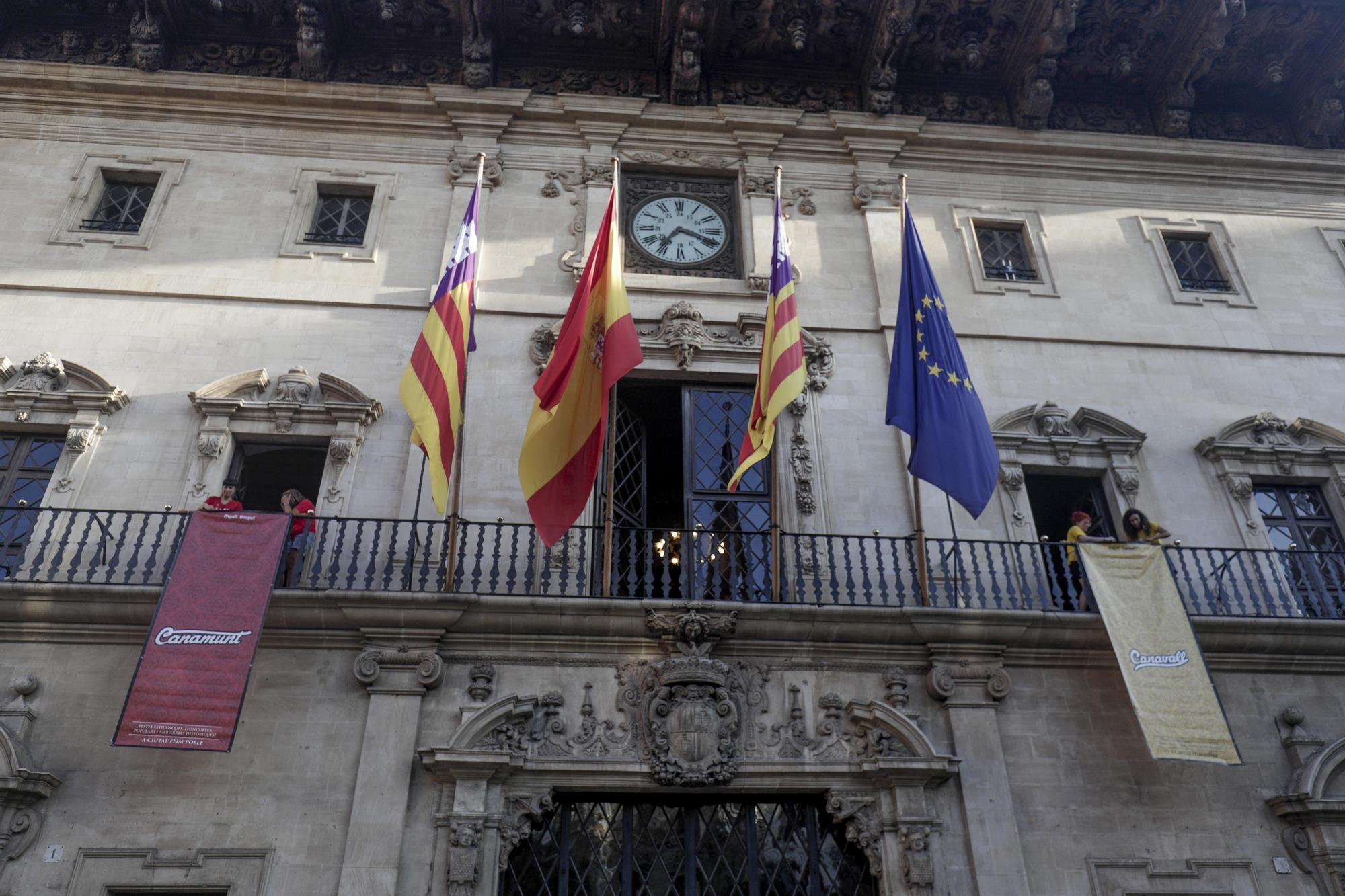 Fiesta de Canamunt i Canavall: colocación de escudos en Cort