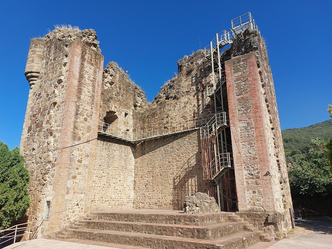 Los restos del castillo de Valverde de la Vera