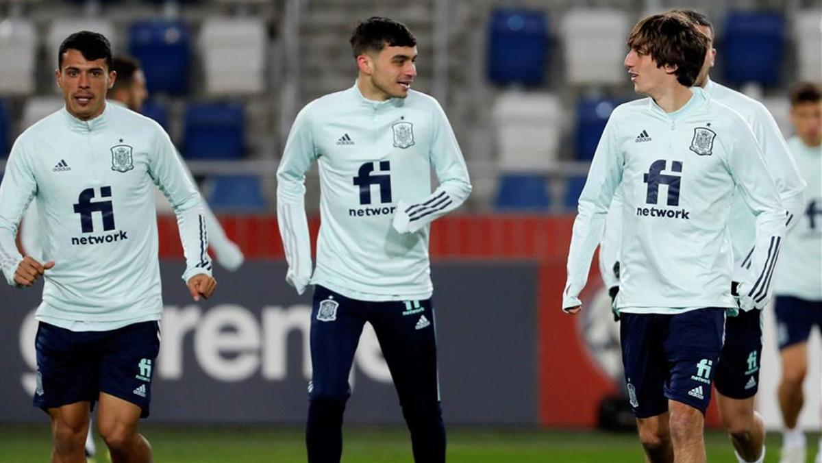 Pedri, con Pedro Porro y Bryan Gil, todos ellos titulares con España ante Georgia