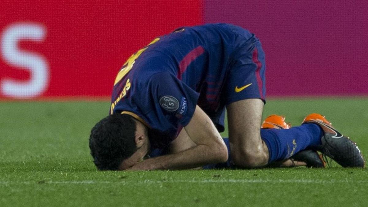 Busquets se duele del pie derecho en el partido frente al Chelsea en el que se lesionó.