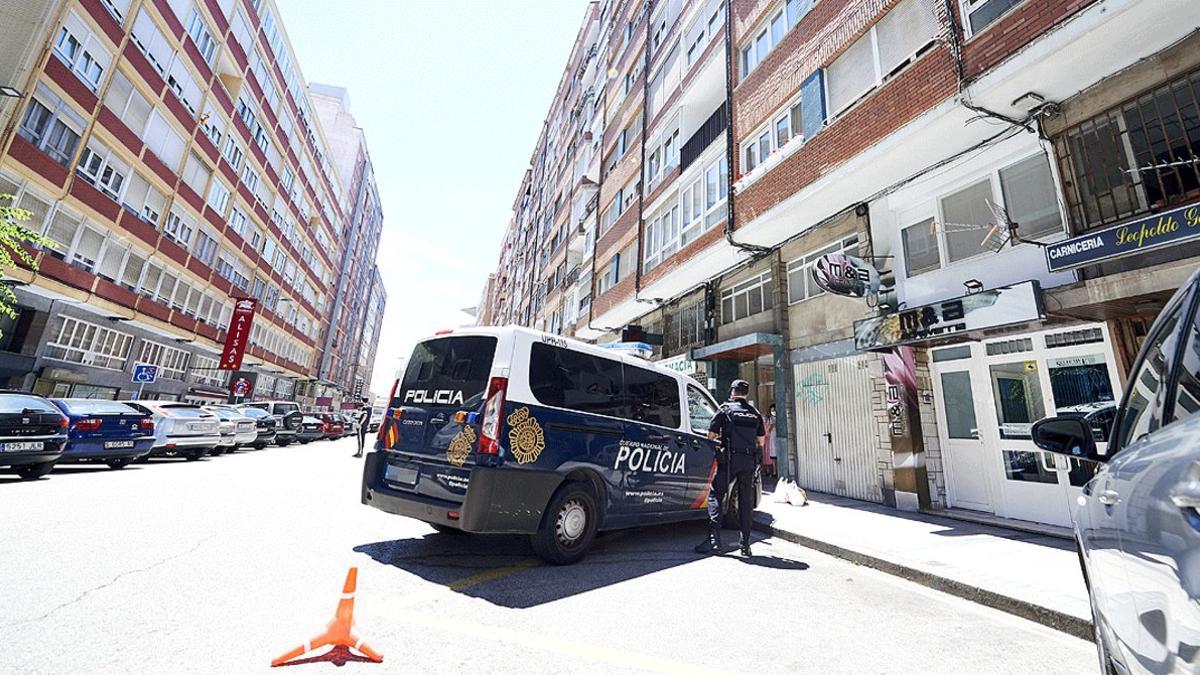 La policía custodia un edificio en cuarentena por el coronavirus, en Santander, a finales de junio