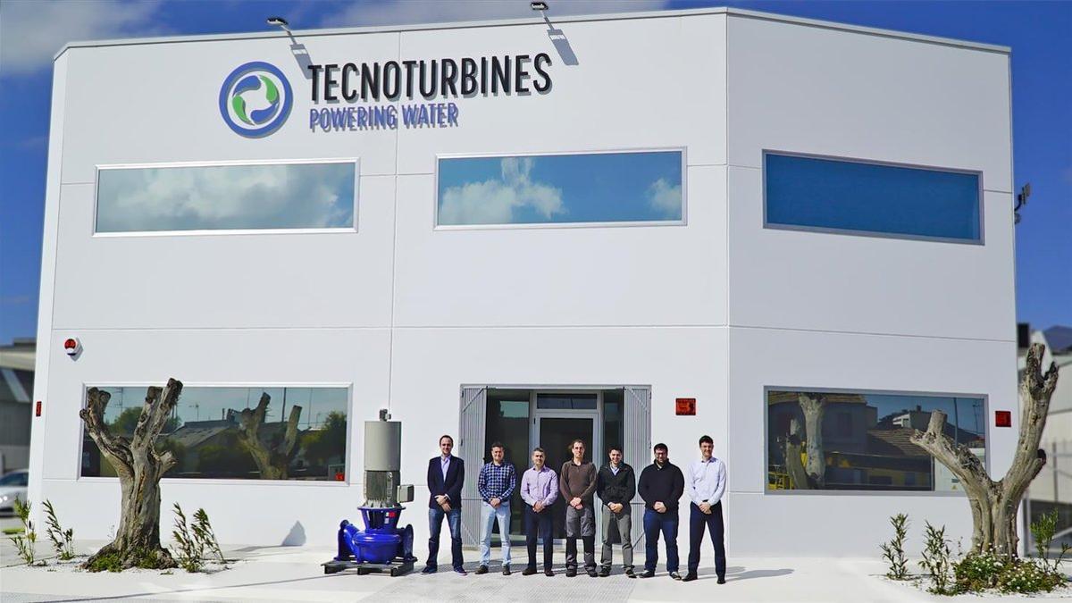 El equipo de Tecnoturbines en la fábrica de Alicante.