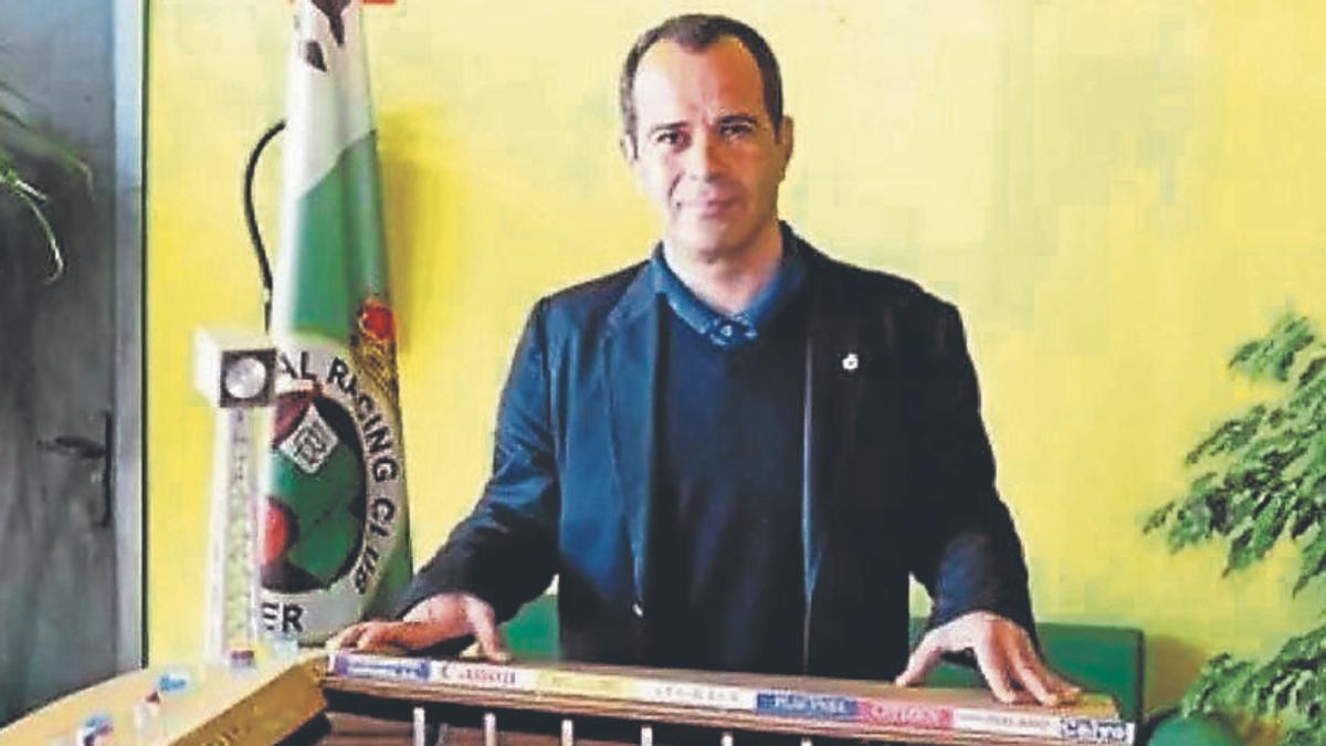 Álvaro Cervera, en su etapa como entrenador del Racing.