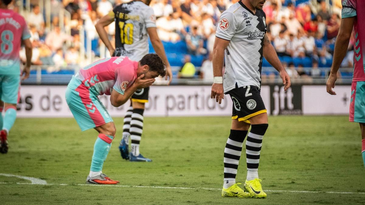 Nacho Gil se lamenta tras una oportunidad perdida en el partido frente al Unionistas de Salamanca.
