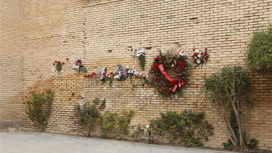 En la tapia del cementerio de Torrero se suelen colocar flores en recuerdo de los fusilados