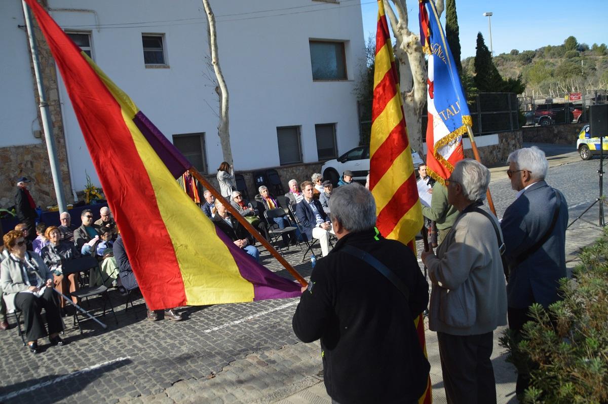 Les llambordes de l’avinguda de Perpinyà són el testimoni de l’homenatge anual a l’exili republicà.