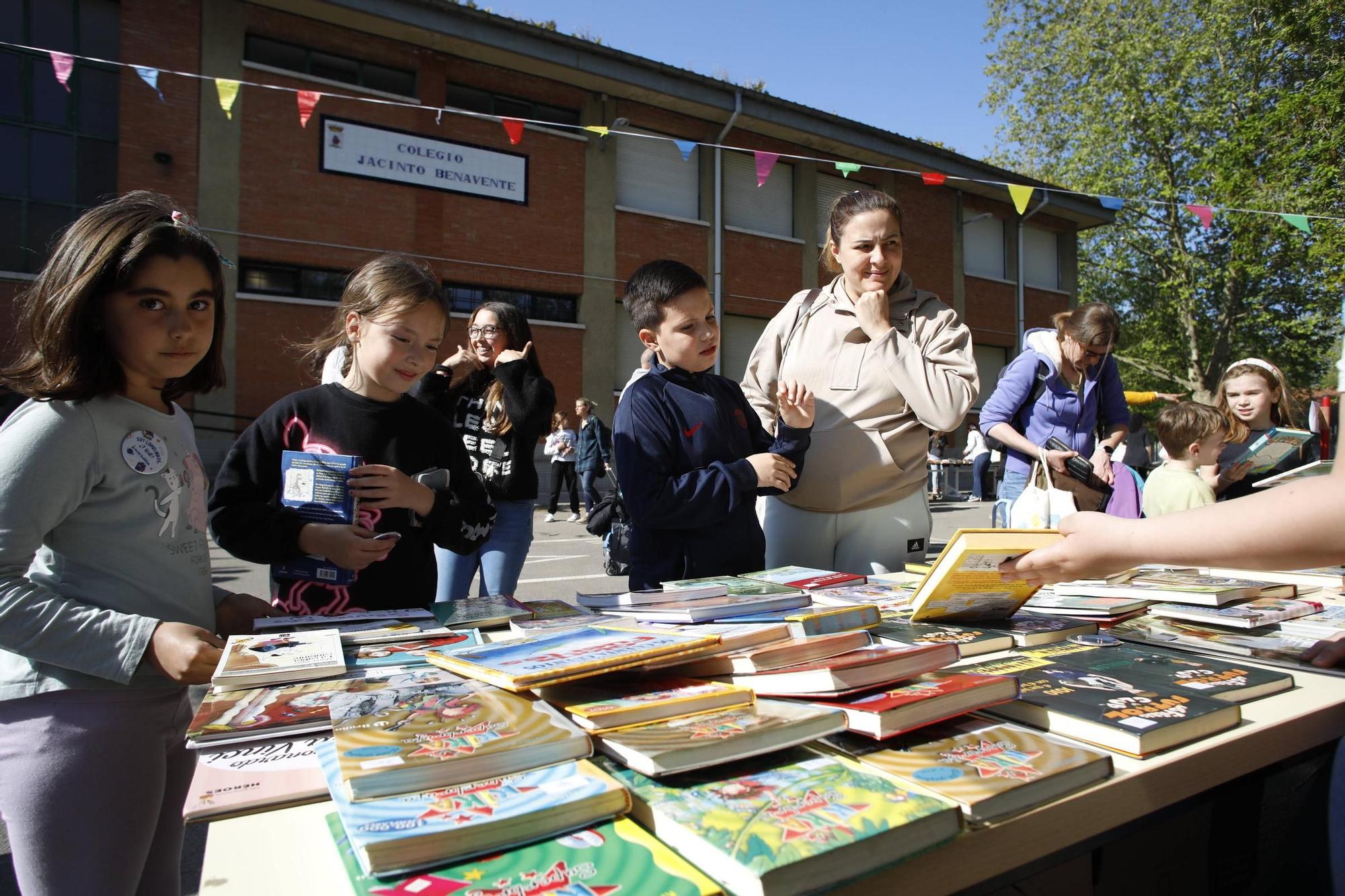 En imágenes: El colegio Jacinto Benavente disfruta de su primera feria del libro