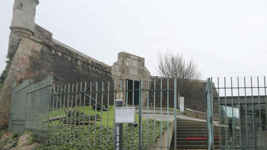 Casi 250 detectores vigilan los niveles de radón en edificios de Concello y Universidad