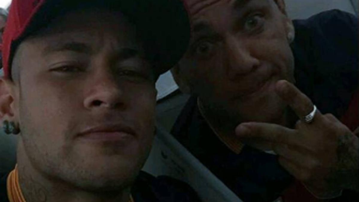 Neymar y Alves, en el avión de regreso