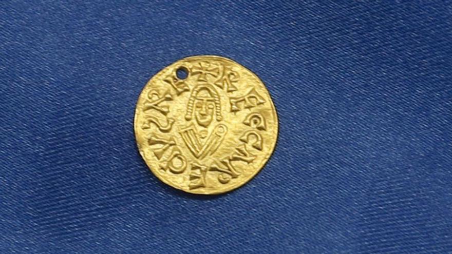 El Arqueológico exhibirá una moneda de oro hallada en el Castillo de Gauzón en 2013