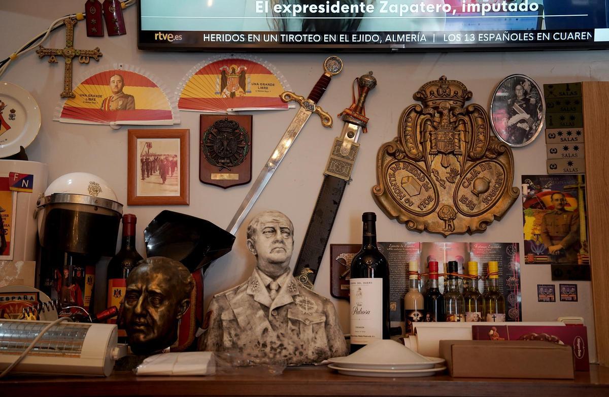 Interior del bar 'Una, grande y libre', el local conocido como el 'chino facha' de Usera.