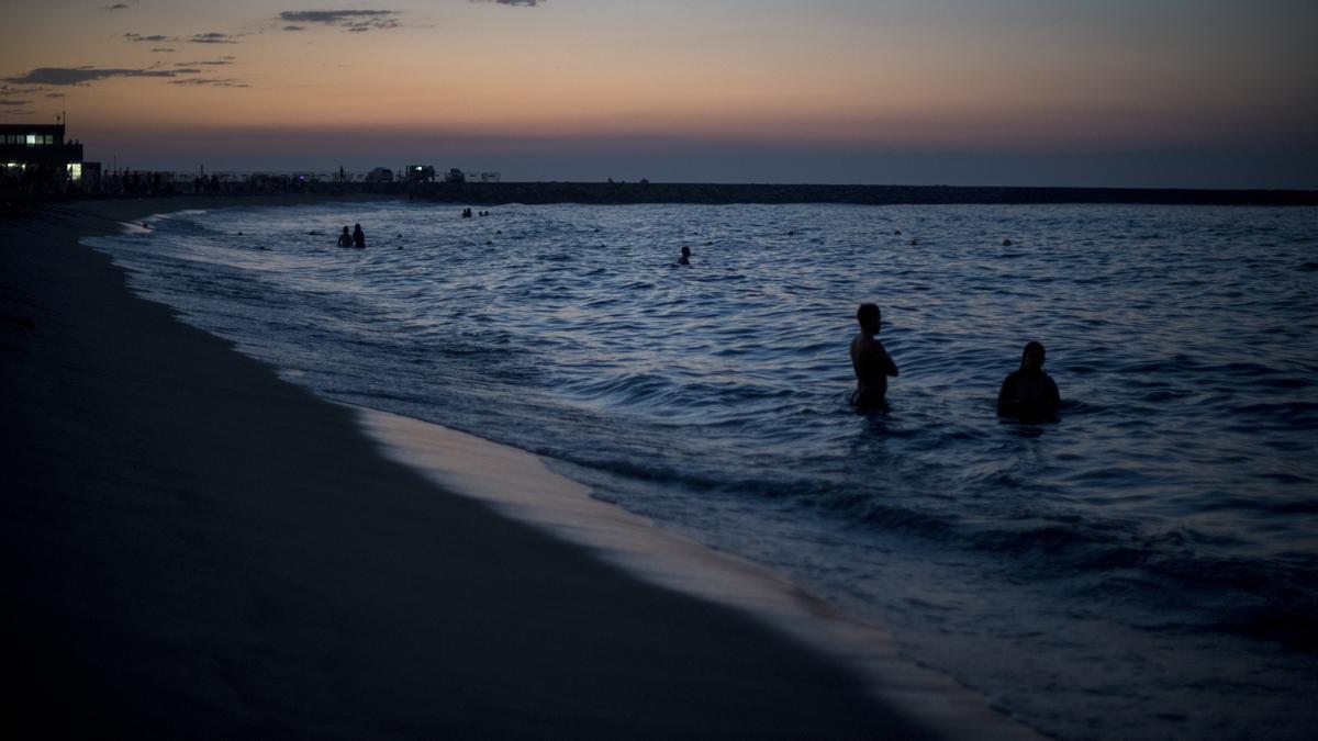 Desalojo y  limpieza de la playa de Nova Icaria tras la verbena de Sant Joan