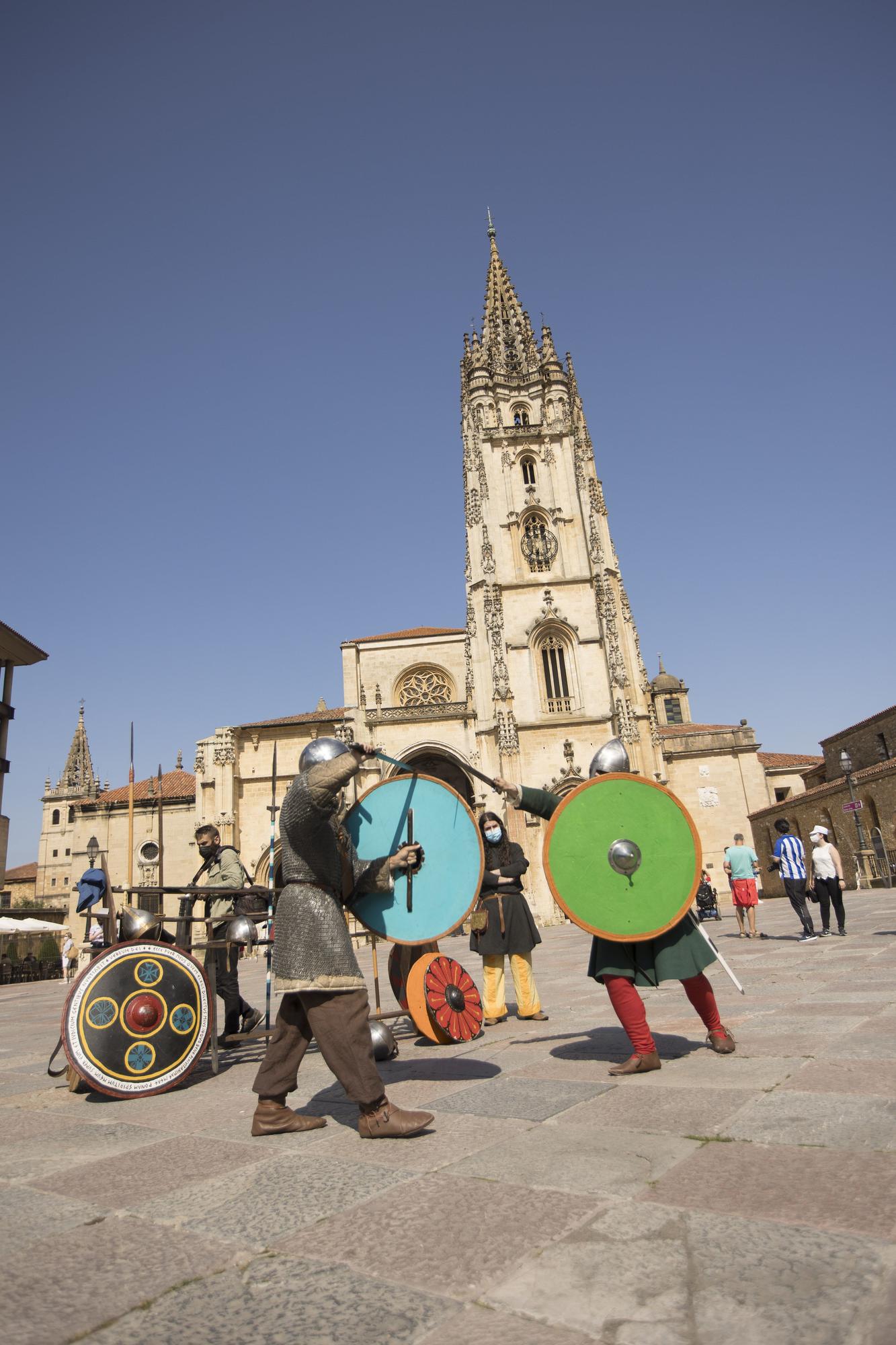 Duelo de espadas a los pies de la Catedral de Oviedo