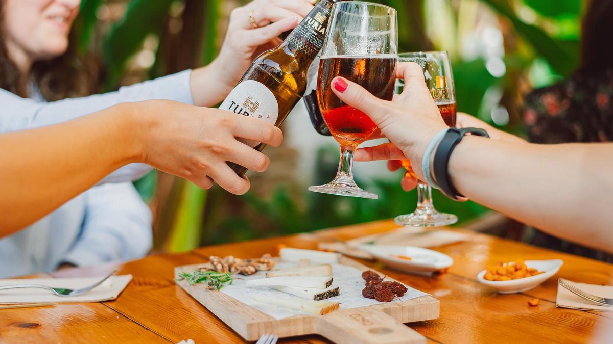 Brindis con Cerveza Turia y tabla de quesos en Els Magazinos