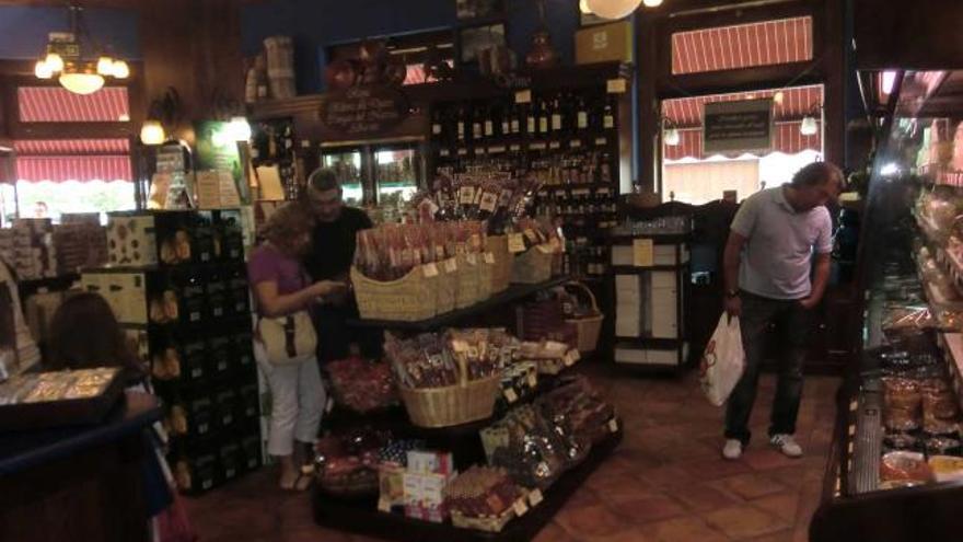 Clientes observando los productos del interior de la tienda canguesa.