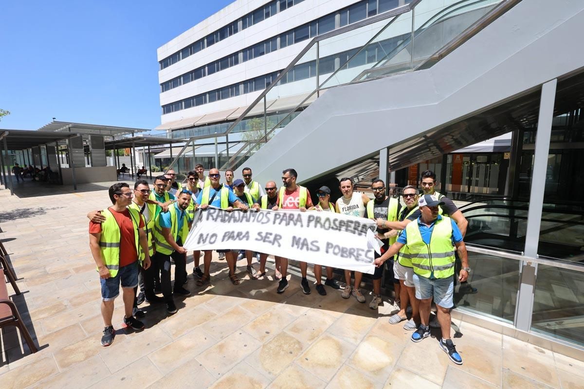Todas las imágenes de la huelga de autobuses en Ibiza