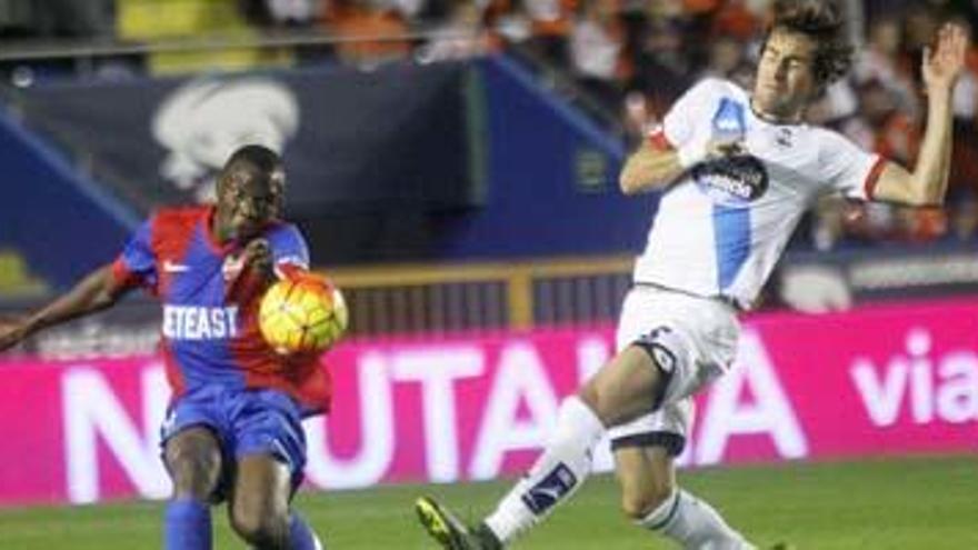 Simao Mate, en el partido ante el Deportivo de esta temporada en Orriols.