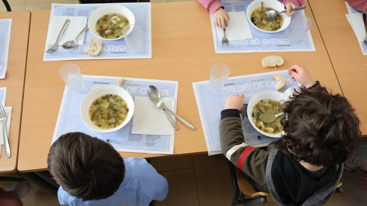 Niños comiendo en un colegio gallego