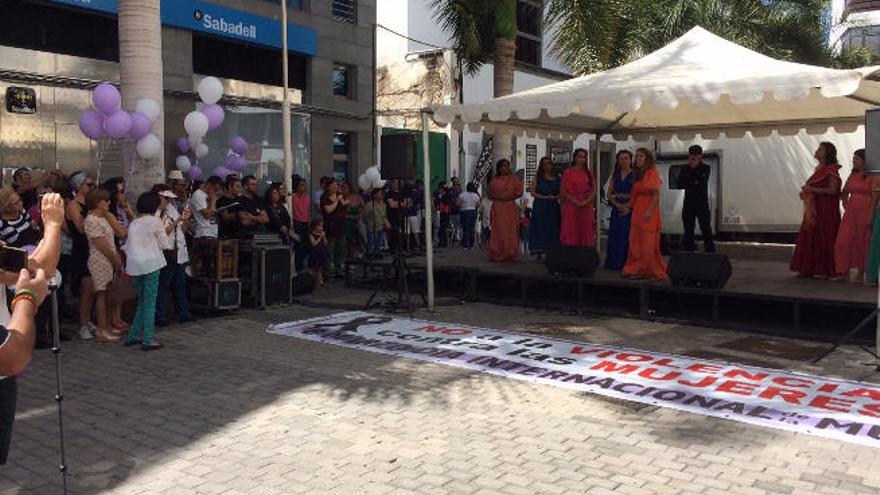 Pasacalle con batucada, teatro y lectura de manifiesto por el Día Internacional de la Mujer