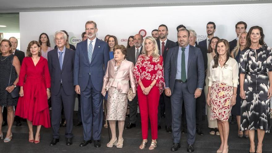 La familia Escarrer casi al completo con el rey Felipe V, falta el primogénito, Sebastián Escarrer.