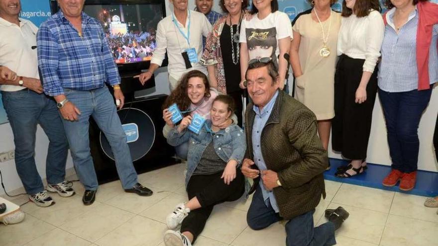 Los miembros del PP, con Tomás Fole (de pie tercero por la izquierda) en la sede del partido. // Noé Parga