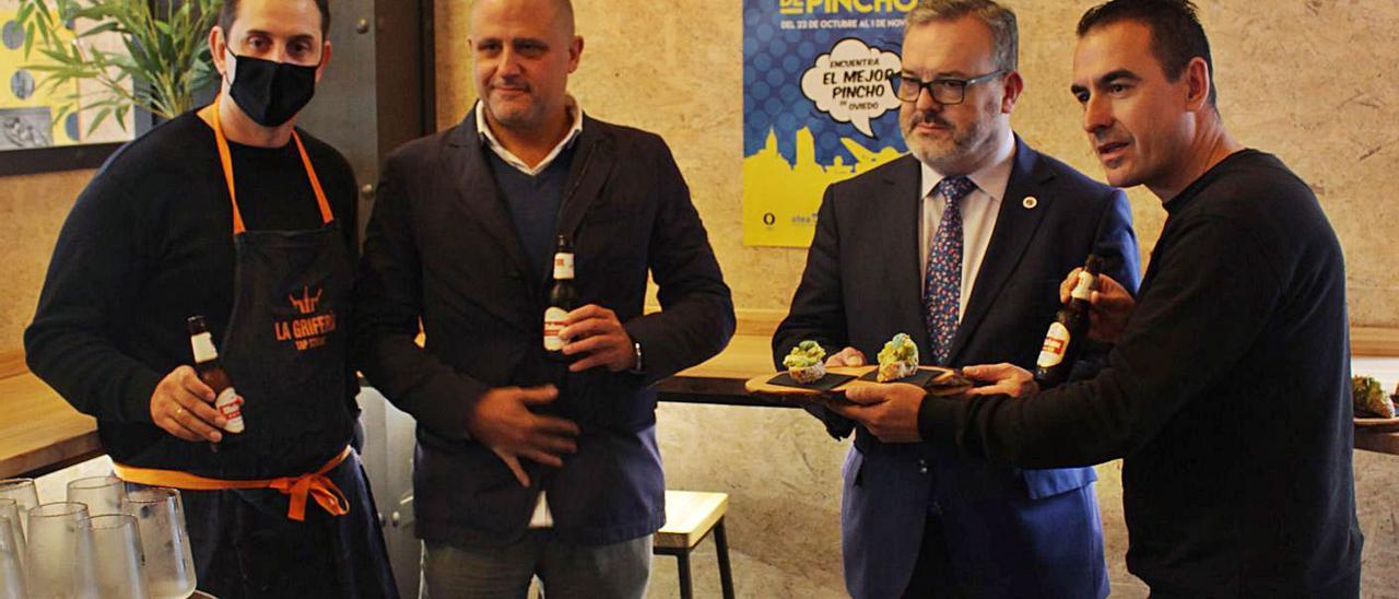 Por la izquierda, Pablo González, Iván de la Plata, Alfredo García Quintana y David González Codón, ayer, en el inicio del campeonato de pinchos en La Grifería del Mundo, en Teatinos. | Víctor Alonso