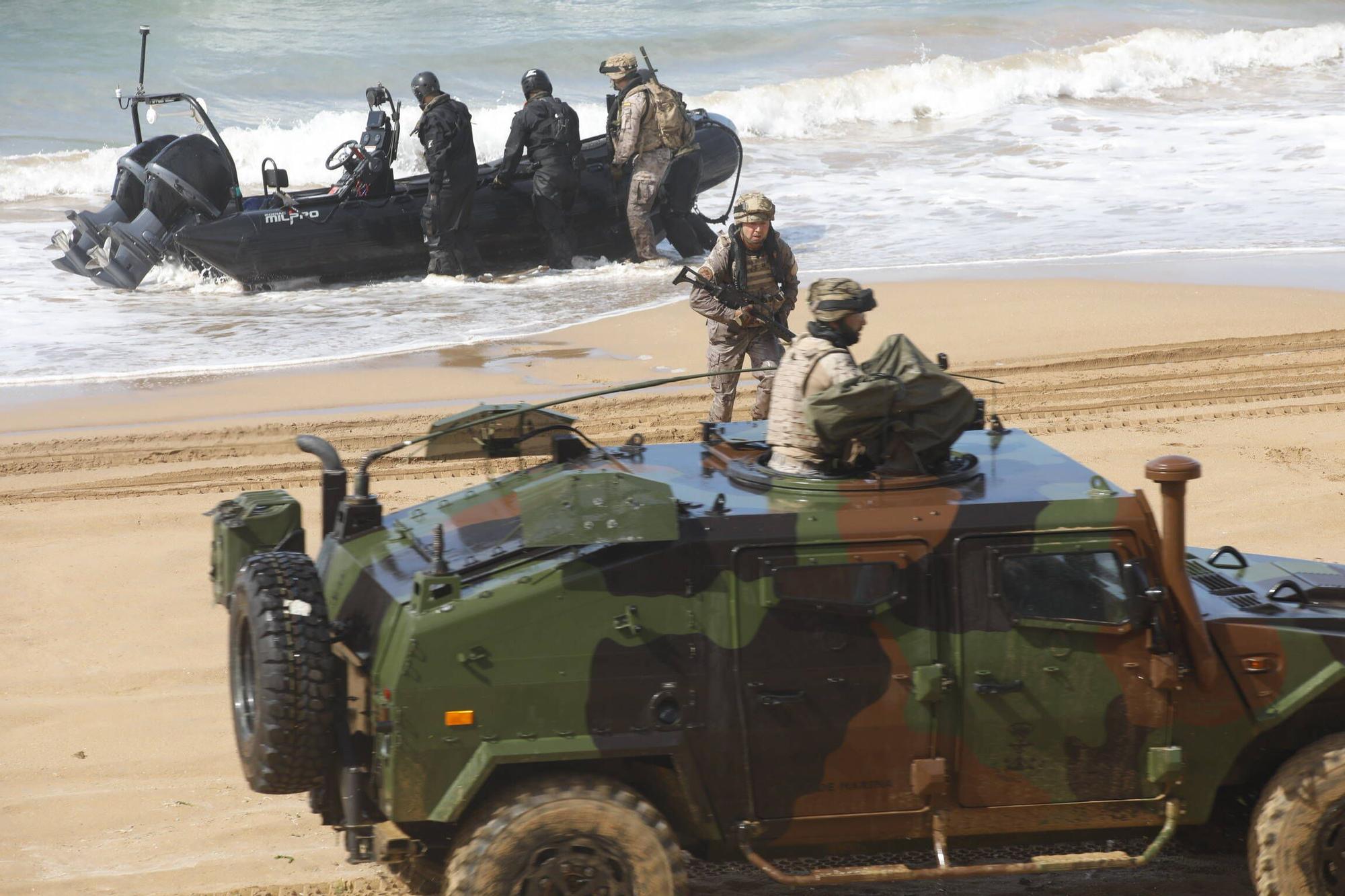 EN IMÁGENES: Así se ensaya el desembarco en la playa de San Lorenzo de Gijón