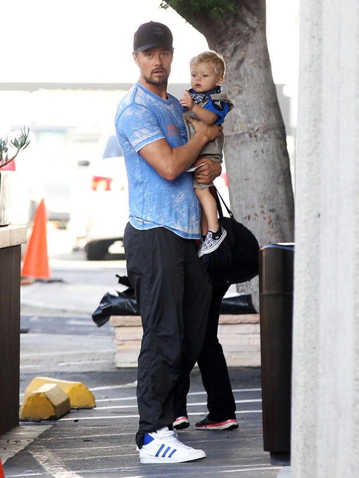 Josh Duhamel con su hijo Axl en brazos envía una mirada desafiante