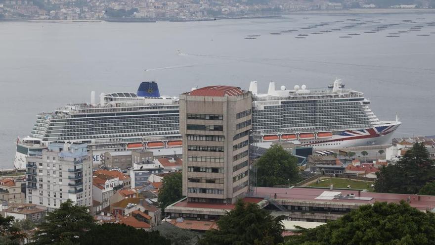 Más población que Cabral en 344 metros de eslora: el gigantesco crucero «Iona» atraca en Vigo con 7.300 personas a bordo
