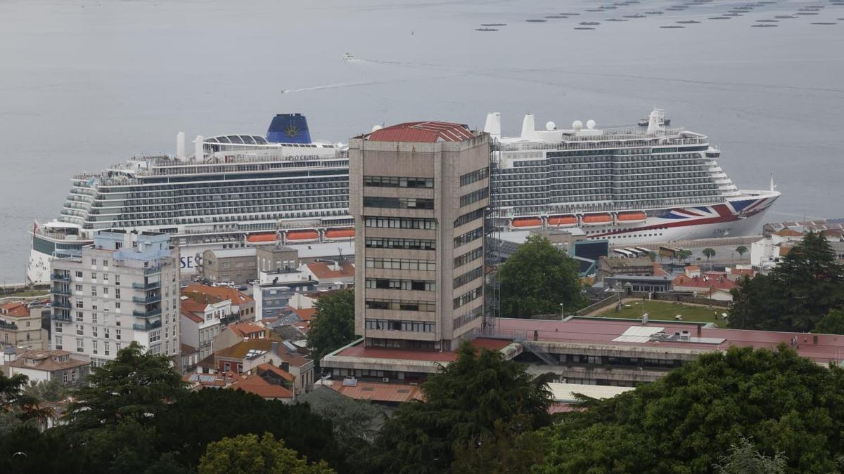 Atraque del trasatlántico «Iona» en Vigo