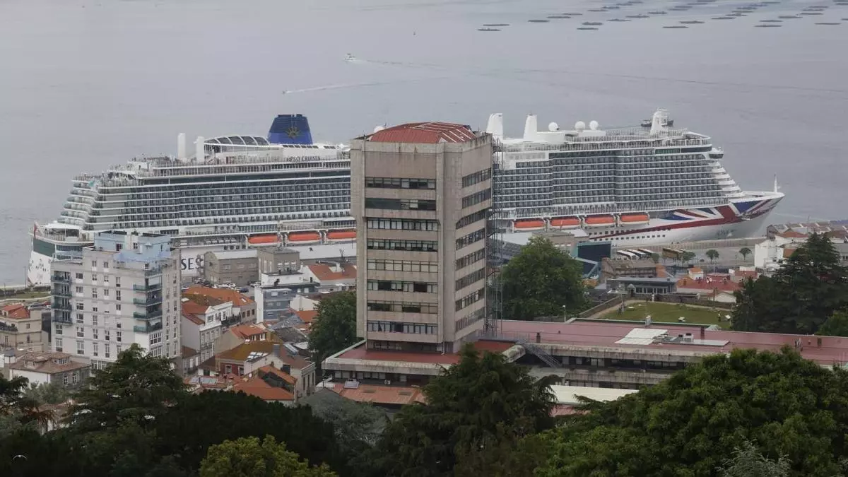 Más población que Cabral en 344 metros de eslora: el gigantesco crucero «Iona» atraca en Vigo con 7.300 personas a bordo