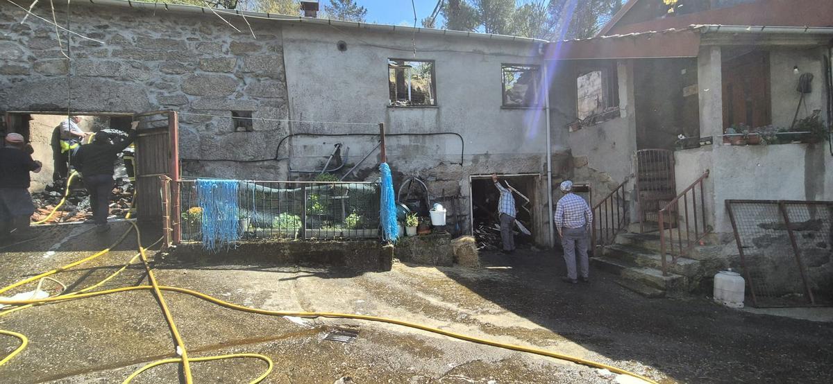 La parte más antigua de la vivienda resultó afectada por las llamas, que causaron destrozos.
