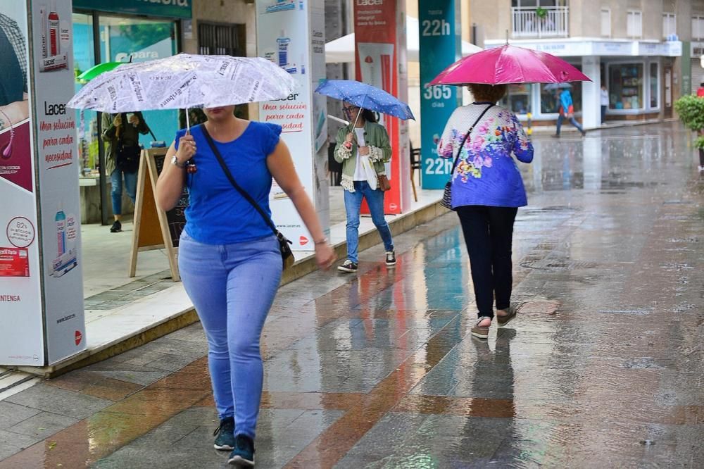 La lluvia ha anegado la carretera de Santa Pola