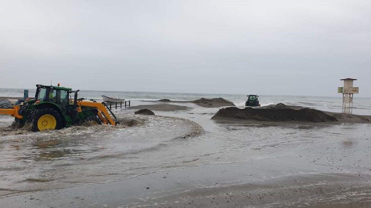 Excavadoras trabajando en la playa de Torre del Mar.